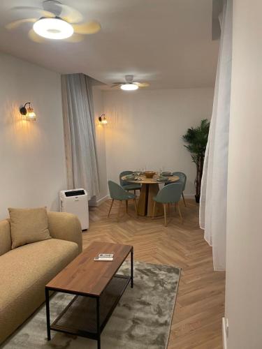 un salon avec un canapé et une table dans l'établissement Recently renovated apartment in quiet area in heart of Old Nice, à Nice