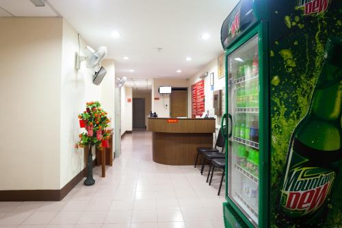 a coke machine in a hospital lobby with a drink at Hotel O Melintang Hotel in Hutan Melintang