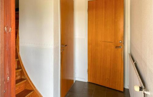 FårboにあるAwesome Apartment In Fårbo With Wifiの木製のドアと階段のある廊下
