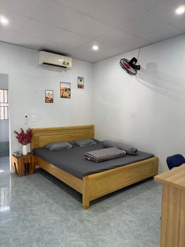 Postel nebo postele na pokoji v ubytování Nhà nghỉ Thu Bông - Thu Bong motel