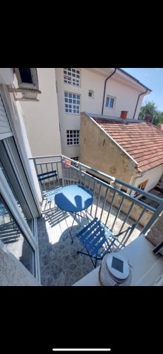 Un balcón con una mesa y sillas y un edificio. en Cista DESETKA Premium, en Požarevac