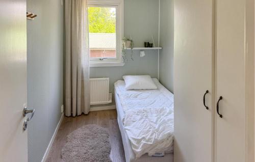 Katil atau katil-katil dalam bilik di Cozy Home In Lidköping With Wifi