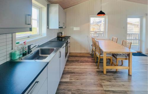 Η κουζίνα ή μικρή κουζίνα στο Two-Bedroom Holiday Home In Dals Langed