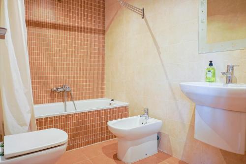 une salle de bain avec un lavabo, des toilettes et une baignoire dans l'établissement Appartement lumineux proche Valencia - À 10 min de la mer !, à Puebla de Farnals