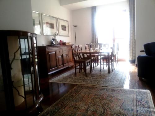 a living room with a dining room table and chairs at Pit stop in Villa nel Verde a Roma-Aeroporto di Ciampino in Rome