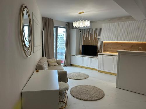 un soggiorno con un divano e un tavolo di Studio KMS Mamaia Nord a Mamaia Nord - Năvodari