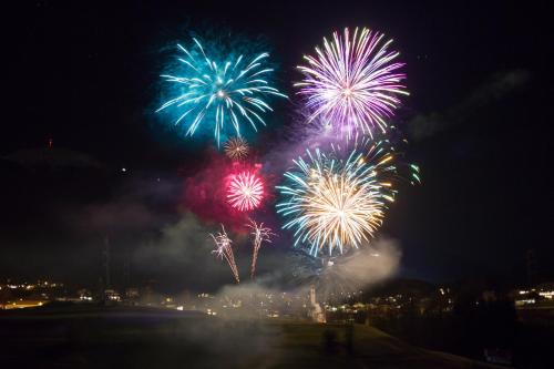 a group of fireworks exploding in the night sky at Isserwirt in Innsbruck