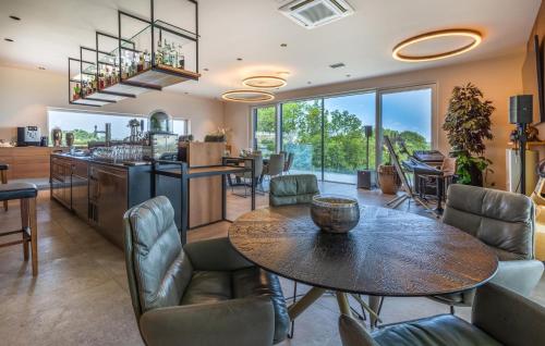 a kitchen and living room with a table and chairs at Stunning Apartment In Rogasovci in Rogašovci