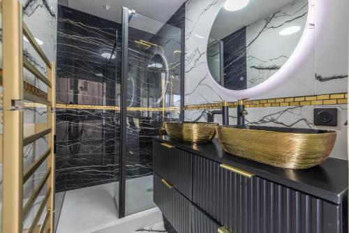 une salle de bain avec deux lavabos et un miroir dans l'établissement LB Vacation Rentals I A Quiet Place with Terrace in the Heart of Cannes, à Cannes