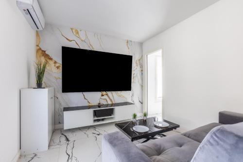 LB Vacation Rentals I A Quiet Place with Terrace in the Heart of Cannes