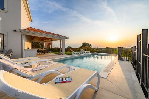 Luxury Villa Sofia with Pool and Garage In Poreč, Istria