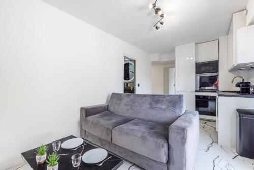 LB Vacation Rentals I A Quiet Place with Terrace in the Heart of Cannes