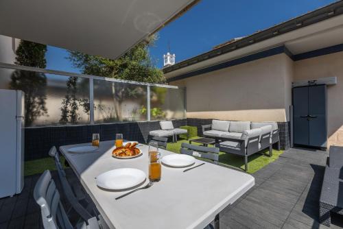 LB Vacation Rentals I A Quiet Place with Terrace in the Heart of Cannes