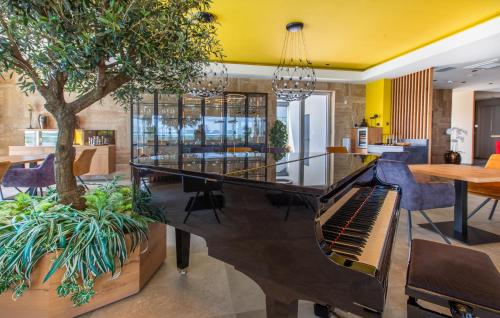 Un lugar para sentarse en Gorgeous Apartment In Rogasovci