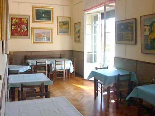 ラパッロにあるHotel Primo Soleのテーブルと椅子が備わるレストラン