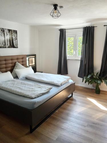 a bedroom with two beds and a window at Ferienwohnung Maustadt in Memmingen