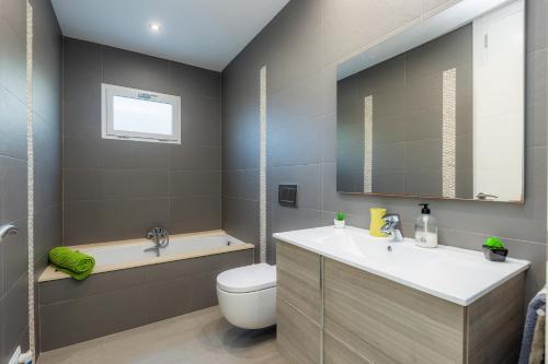 ein Badezimmer mit Waschbecken, Toilette und Badewanne in der Unterkunft Llevantpicafort in Santa Margalida