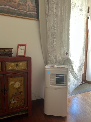 um quarto com um aquecedor ao lado de um armário em In the Heart of Turin em Turim