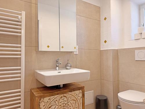 a bathroom with a sink and a toilet at EL MOLINO - ehemalige Mühle mit großem Gartenareal in Modlisch