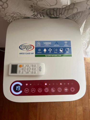 um controle remoto sentado em cima de uma caixa em In the Heart of Turin em Turim