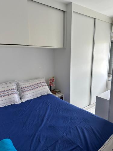 Una cama o camas en una habitación de Apartamento com Hidromassagem próximo a praia da enseada