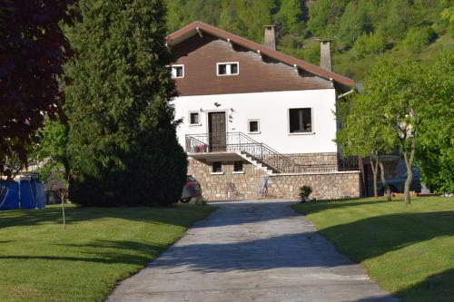 a house with a pathway in front of it at Appartement Le 510 in Aigueblanche