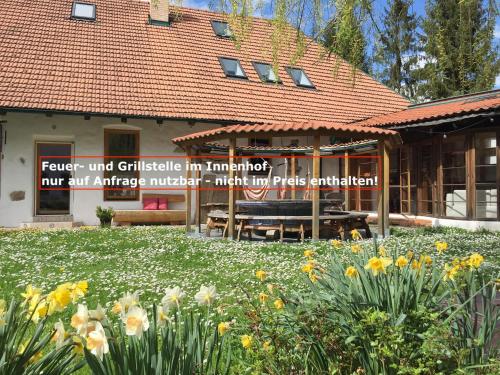 a house with a garden with flowers in the yard at EL MOLINO - ehemalige Mühle mit großem Gartenareal in Modlisch