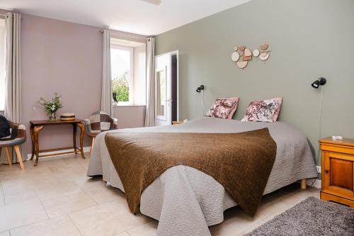 Ένα ή περισσότερα κρεβάτια σε δωμάτιο στο Chambre d'Hôtes - B&B La Moneze Basse