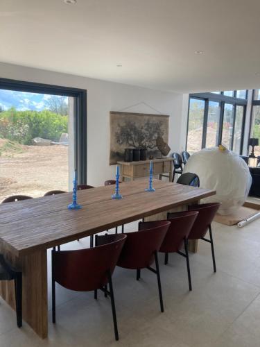 une salle à manger avec une grande table et des chaises en bois dans l'établissement A Cupulata, à Zonza