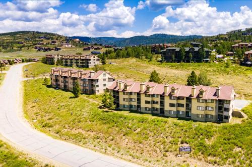 an overhead view of an apartment complex at Summit Unit 1303 in Granby