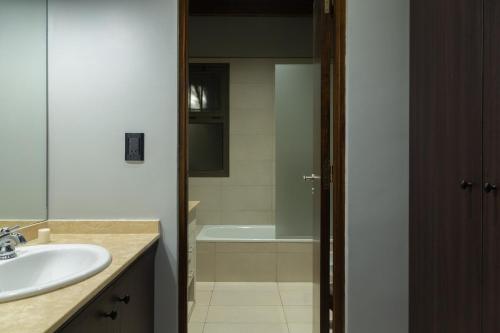 a bathroom with a sink and a bath tub at Casa Herradura in Ciudad Lujan de Cuyo