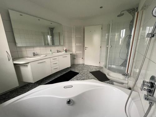a bathroom with a tub and a sink and a toilet at Ferienwohnung Mario am Bodensee in Höchst