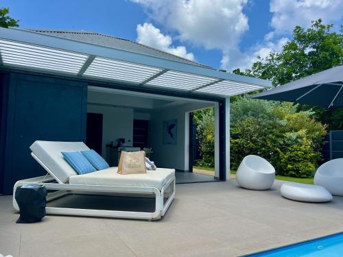 Taman di luar Tropic & Chic
