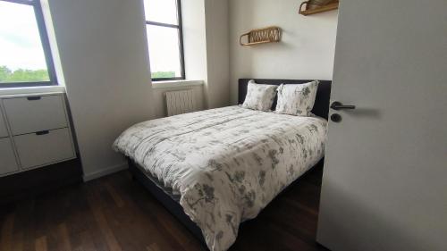- une chambre avec un lit doté d'une couette et de 2 oreillers dans l'établissement Superbe Appartement Rue Royale - Gregoire, à Lille