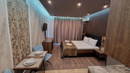 une chambre d'hôtel avec un lit et une table dans l'établissement MitProt Panorama Bay 2 luks Studio 143, à Sveti Vlas