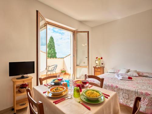 a room with a table with plates of food on it at Casa Vacanze Santa Caterina in Asciano