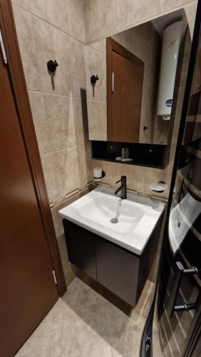 une salle de bains avec un lavabo et un miroir dans l'établissement MitProt Panorama Bay 2 luks Studio 143, à Sveti Vlas