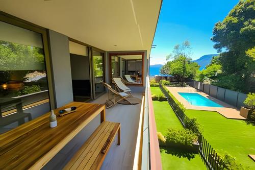 Bazén v ubytování Moderno Edifício Frente al Lago nebo v jeho okolí