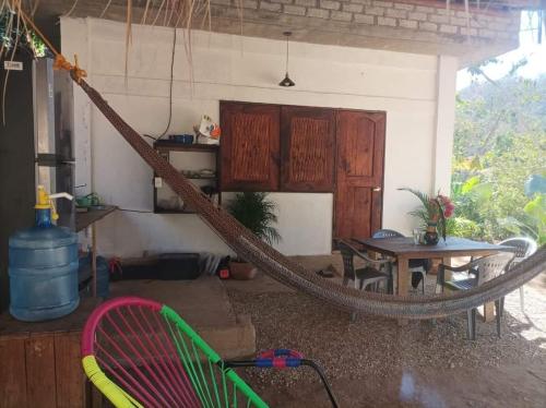シポリテにあるRancho las palmasの家の中の部屋のハンモック