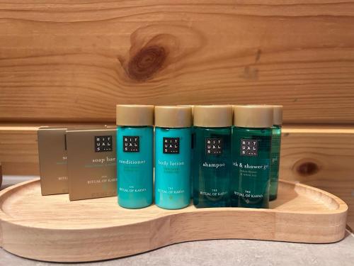 a group of four bottles of hair products on a wooden shelf at Forest Cuib in Predeluţ