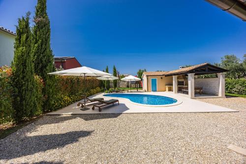 Kolam renang di atau dekat dengan Villa Luka in Fažana with pool & playground only 600 meter from the beach
