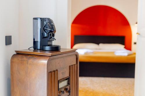 a hotel room with a bed and a machine with a room at Assoli House in Naples