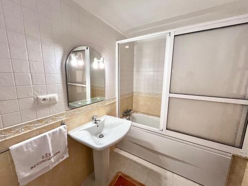 Un baño blanco con lavabo y bañera. en Appartement cosy à Kabila vue sur mer piscine et plage, en Oulad Akkou