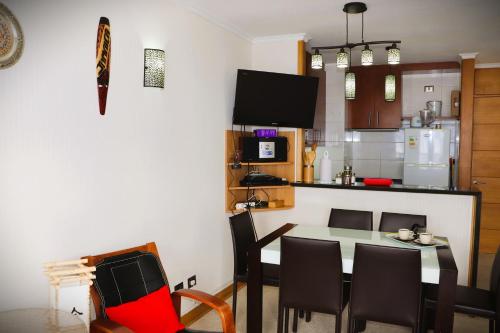 a kitchen with a table and chairs in a room at HOM I Duplex 2D2B Valle Nevado Cerca de las Pistas in Lo Barnechea