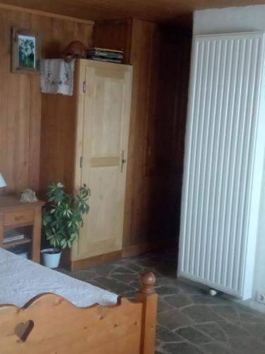- une chambre avec un lit et une porte blanche dans l'établissement Le Gîte de la Vallée, à Saint-Hilaire-de-Lavit