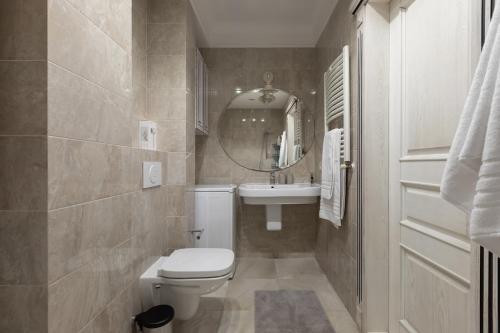 a bathroom with a toilet and a sink and a mirror at Apartament cu 2 dormitoare și living in Chişinău