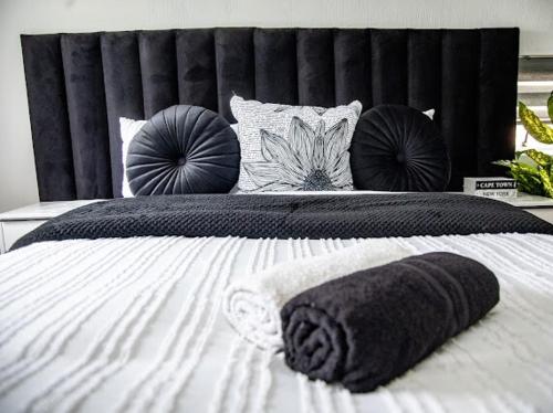 Ένα ή περισσότερα κρεβάτια σε δωμάτιο στο Top-Floor Open En-Suite Studio
