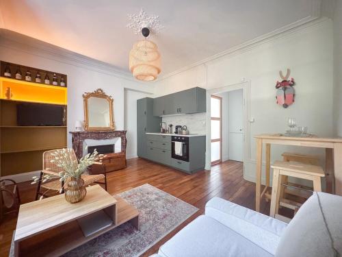 a living room with a couch and a table at Appartement au Grain d' Moutarde in Dijon