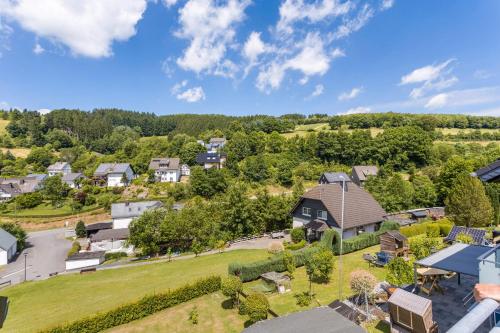 eine Luftansicht eines Hauses mit einem Hof in der Unterkunft Ferienwohnung Am Waldrand in Schmallenberg