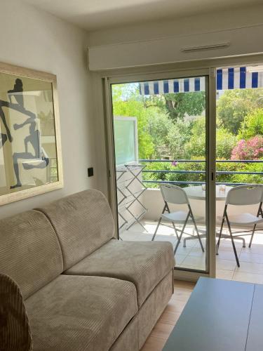 Ruang duduk di Studio neuf parking piscine à Cannes